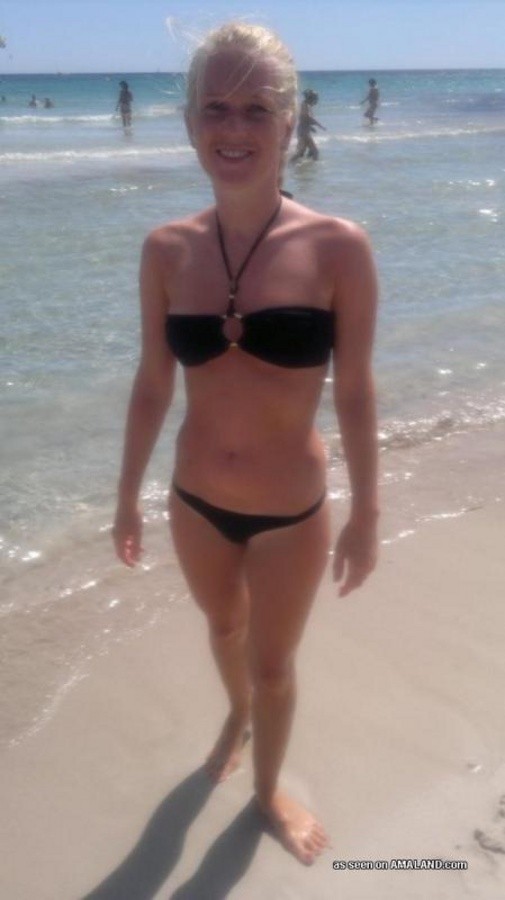 Fotos einer sexy blonden Babe, die in ihrem schwarzen Bikini posiert
 #67233049