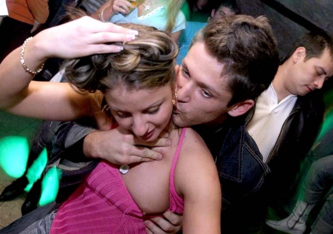 Chicas borrachas en topless y desnudas en una fiesta salvaje
 #77134116