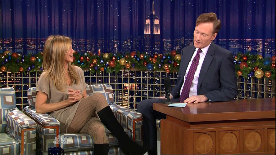 Jennifer Aniston zeigt Beine in grauen Strümpfen
 #75406514