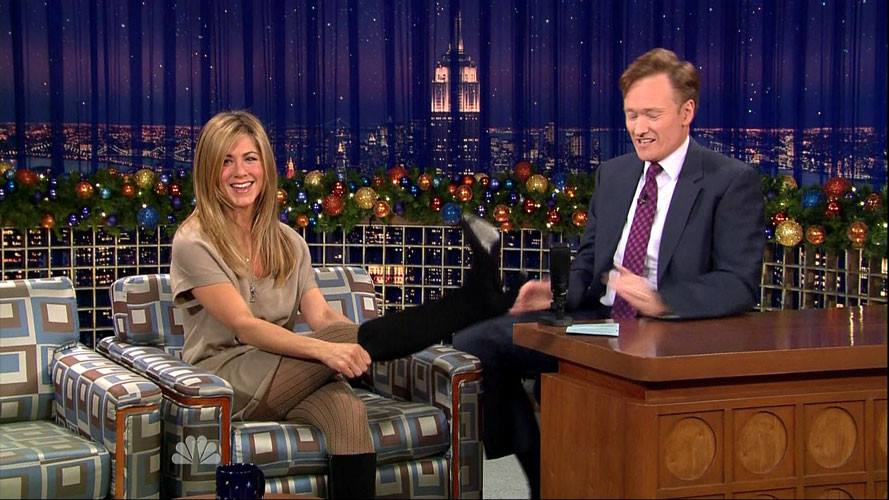 Jennifer aniston che mostra le gambe in calze grigie
 #75406523