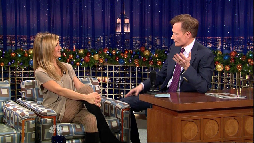 Jennifer Aniston zeigt Beine in grauen Strümpfen
 #75406547