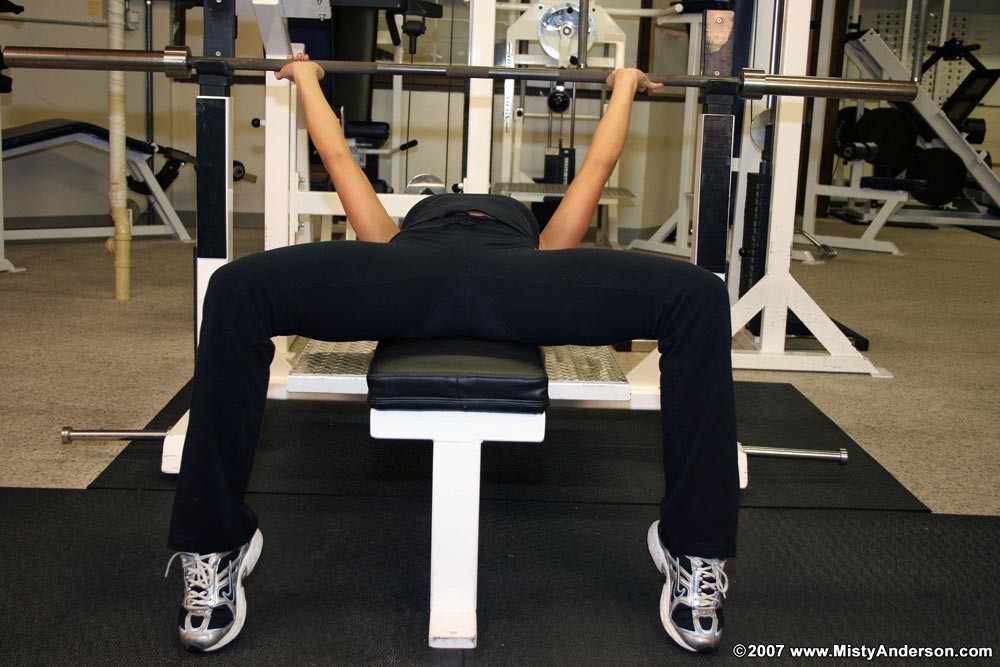 Chica de tetas grandes haciendo ejercicio desnuda en el gimnasio
 #70759666