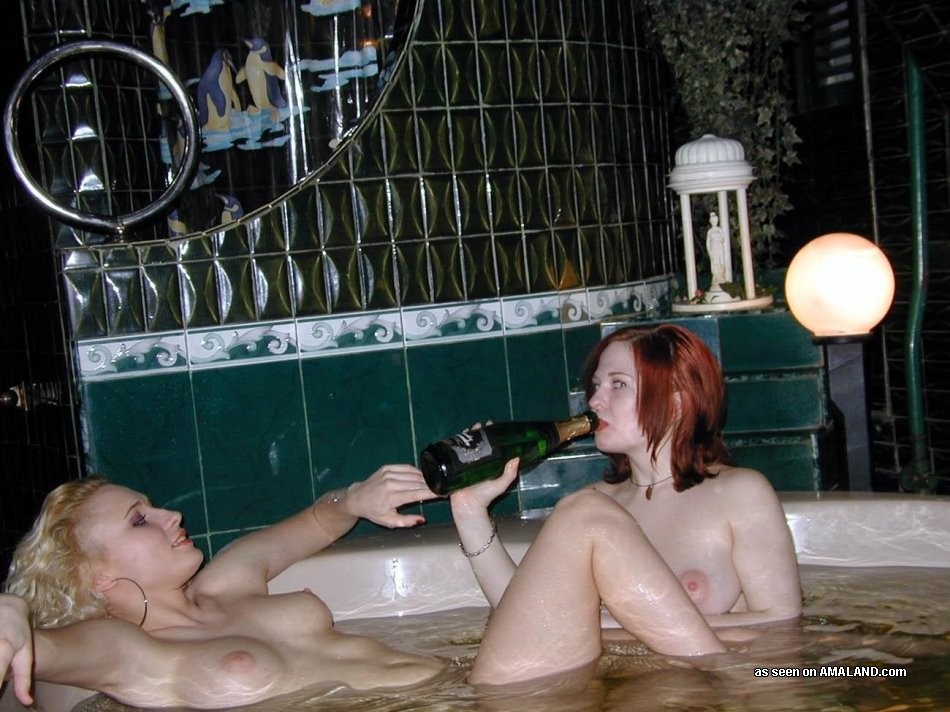 Amateur lesbische Freundinnen bekommen betrunken und baden
 #68156213