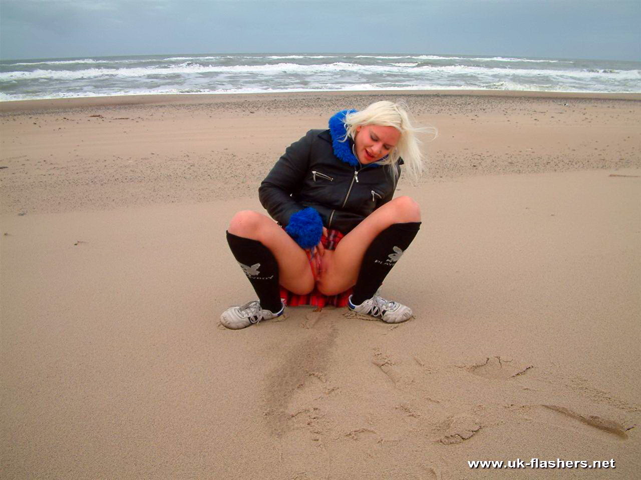 Öffentliches Pissen am Strand und Blinken durch blonde englische Amateur-Chaosaufnahme 
 #72247503