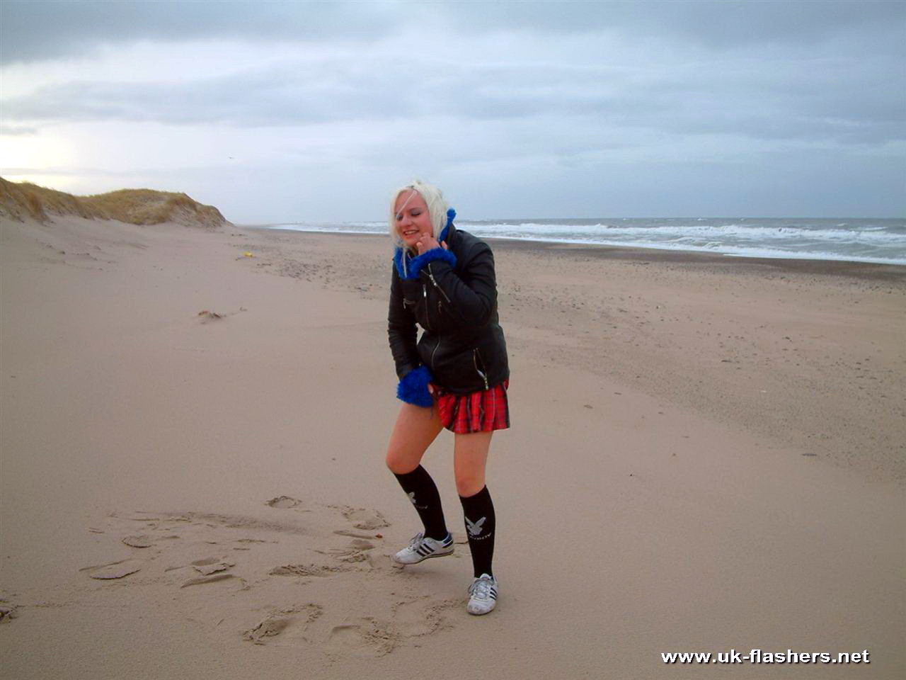 Öffentliches Pissen am Strand und Blinken durch blonde englische Amateur-Chaosaufnahme 
 #72247522