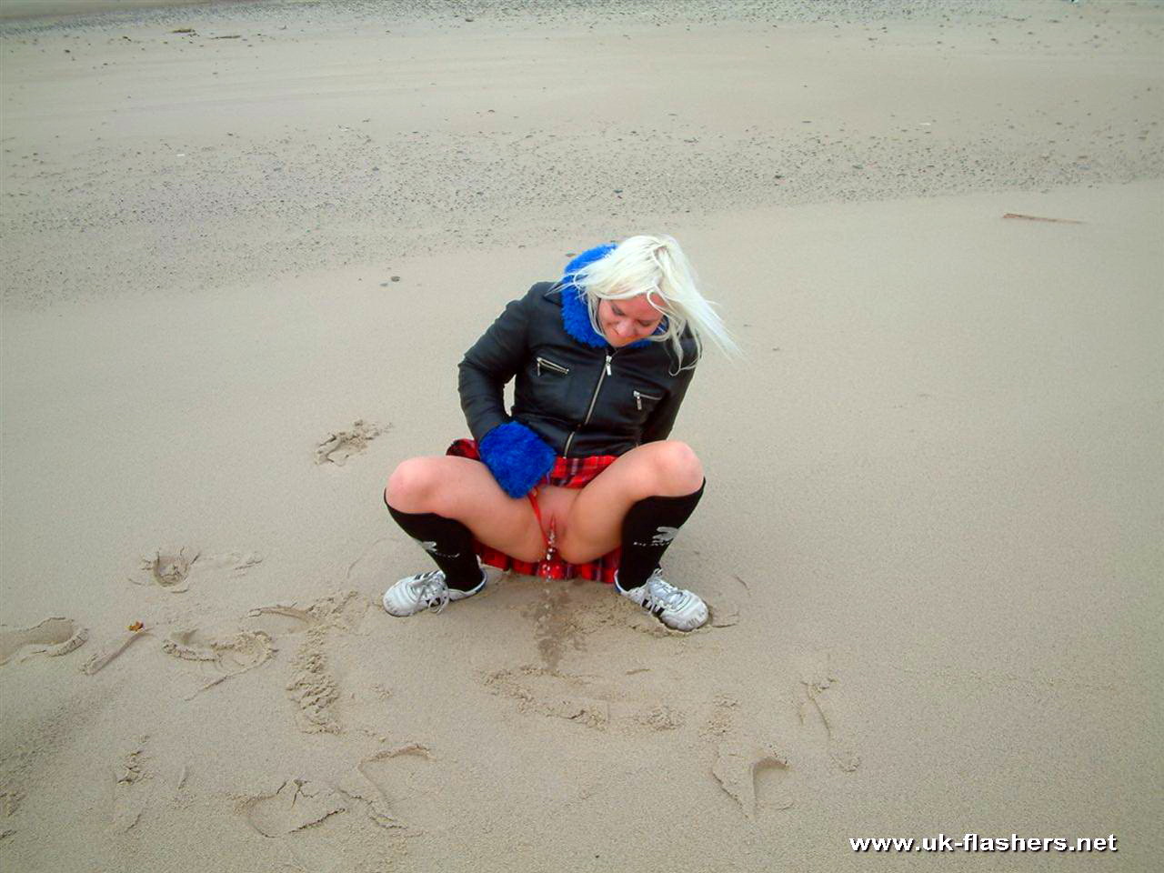 Pisse publiquement sur la plage et exhibitionnisme d'une blonde amateur anglaise prenant le chaos 
 #72247529