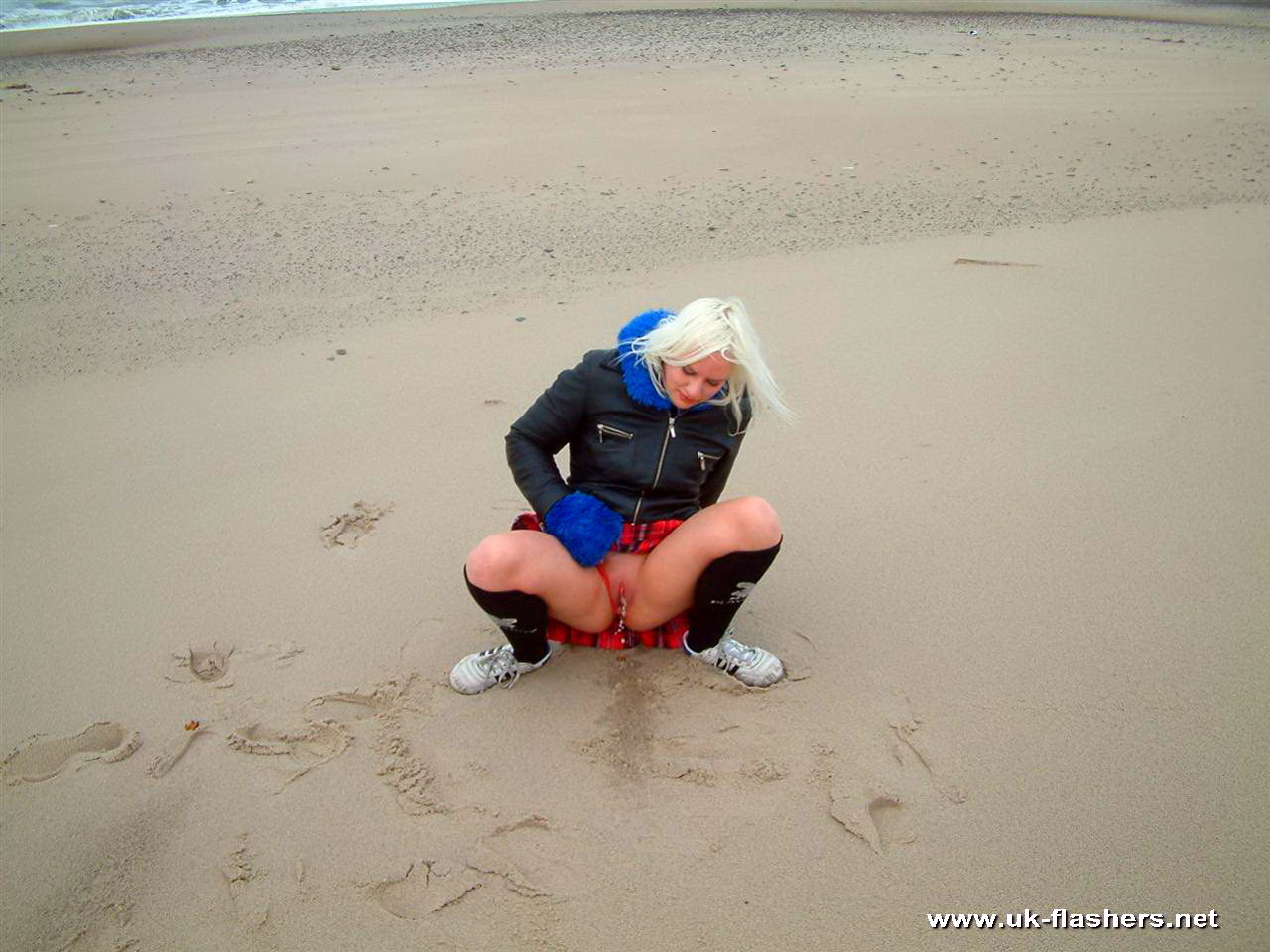Pisse publiquement sur la plage et exhibitionnisme d'une blonde amateur anglaise prenant le chaos 
 #72247586