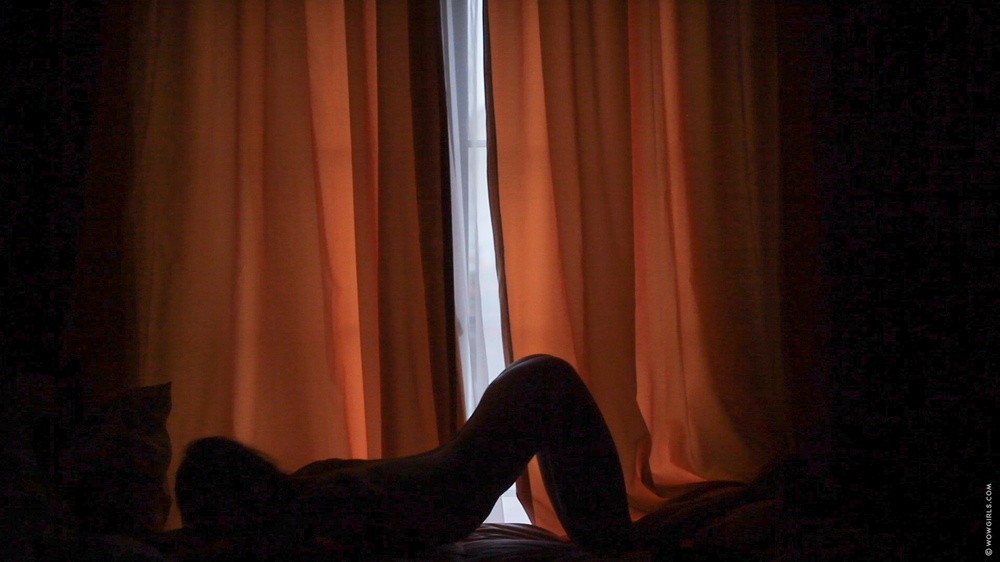 Pequeña chica abriendo sus piernas en un dormitorio oscuro
 #70788565