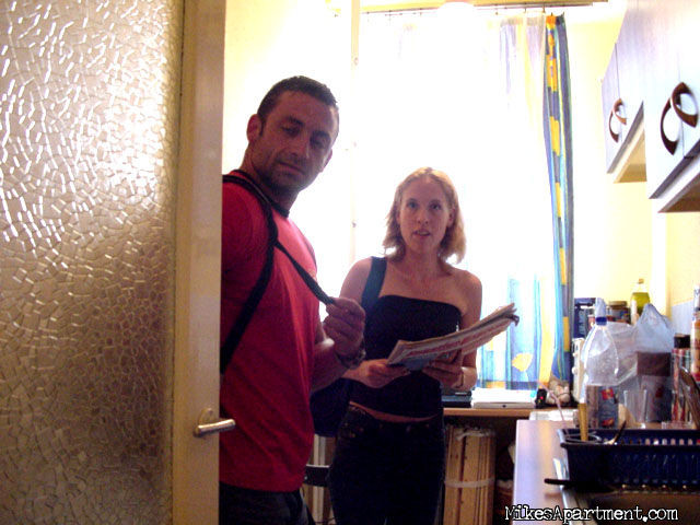 Rubia apretada chupa y folla a un tipo para el alquiler
 #74431062