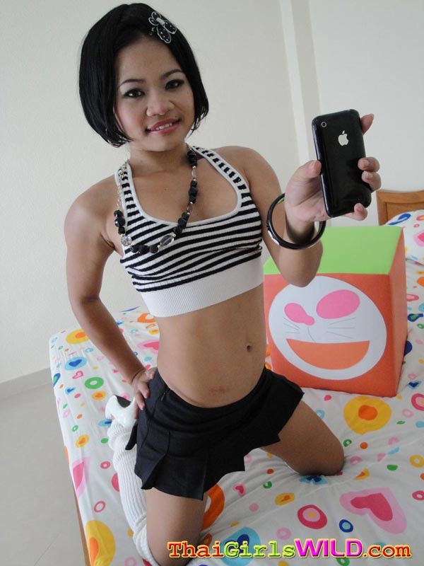 Une jolie Thaïlandaise montre ses jolis seins
 #69740264