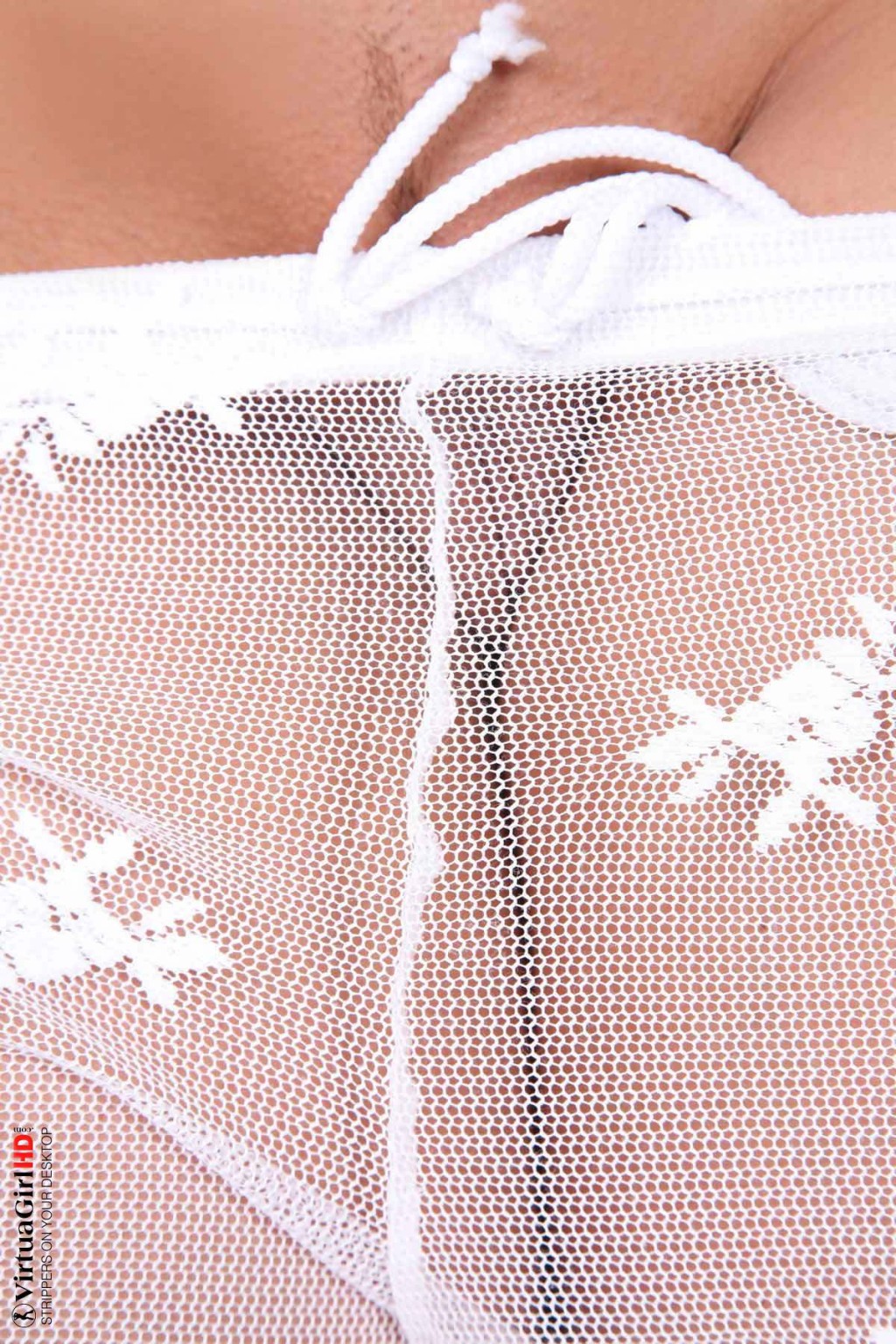 Cindy dollar en lencería blanca con un collar de perlas
 #71080238