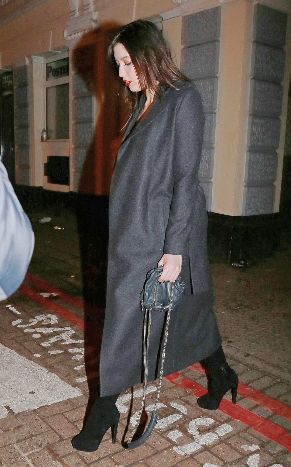 Daisy Lowe porte une mini robe en latex rouge et des bottes de baise à la sortie de l'aéroport.
 #75176960