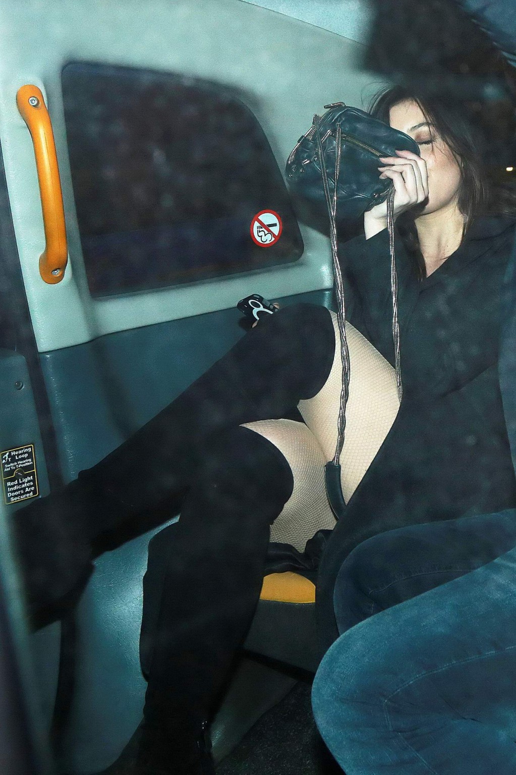 Daisy Lowe porte une mini robe en latex rouge et des bottes de baise à la sortie de l'aéroport.
 #75177050