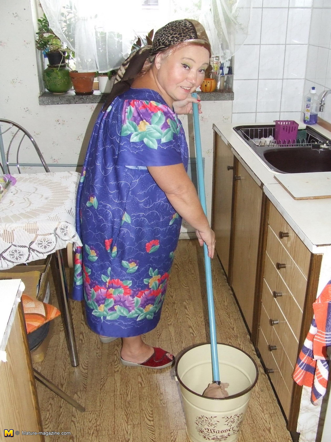 La donna delle pulizie matura lo fa sporco
 #67298621