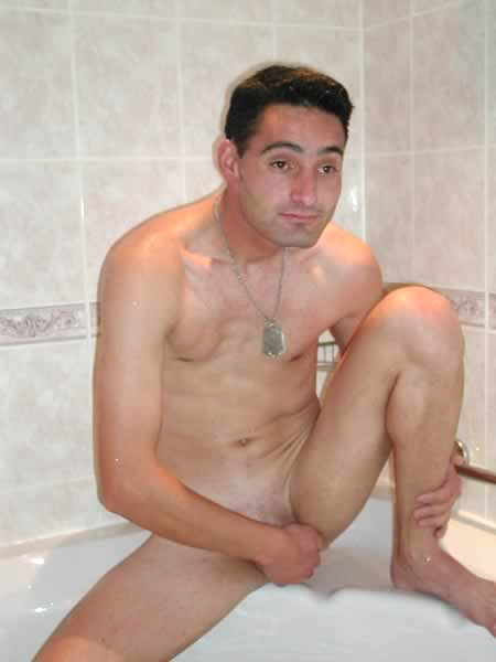 Chico amateur masturbándose en la bañera
 #77010085