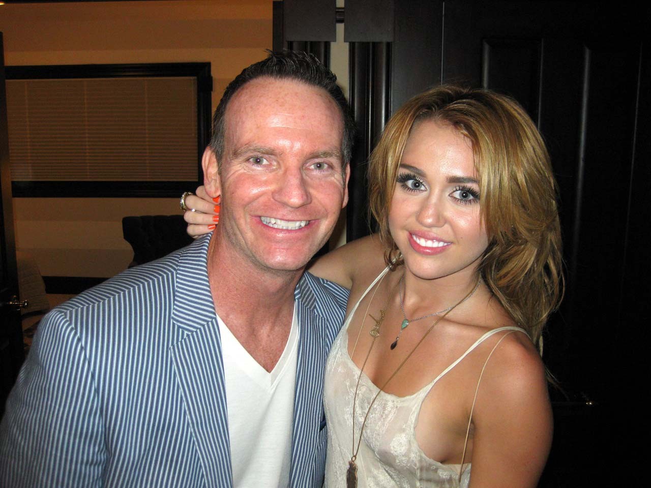 Miley Cyrus en train de se montrer sexy et chaude avec des photos de seins transparents et de côté
 #75294289