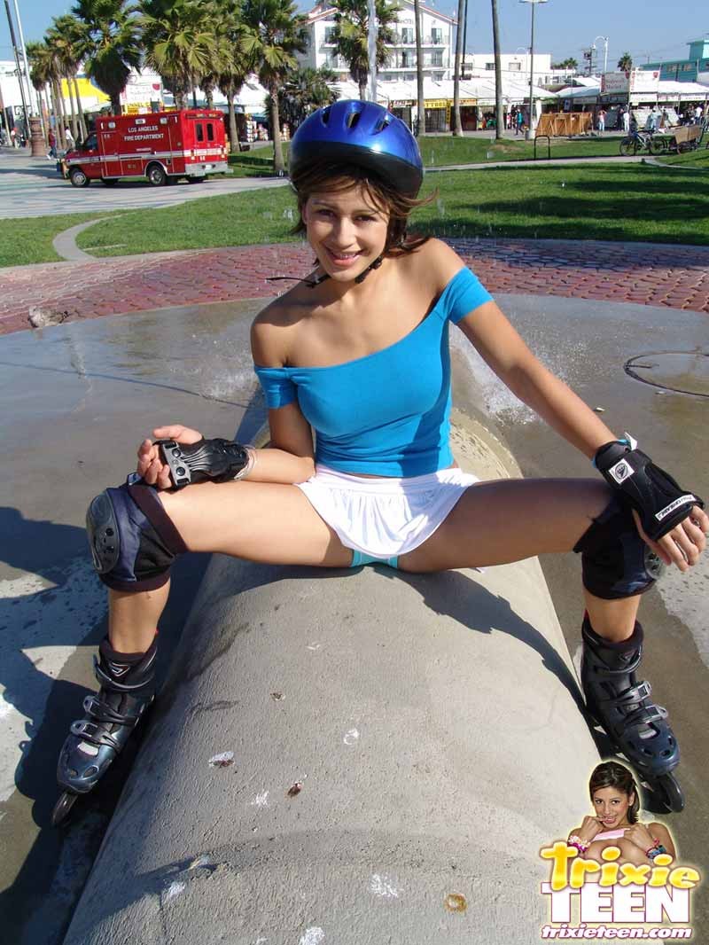 Petite teen babe poses outdoor on rollerskates #78620515
