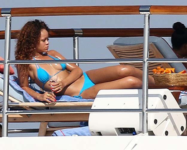 Rihanna exposant son corps sexy et ses fesses chaudes en bikini bleu sur un yacht
 #75290633