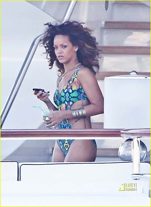 Rihanna exposant son corps sexy et ses fesses chaudes en bikini bleu sur un yacht
 #75290719