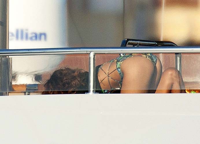 Rihanna exponiendo su cuerpo sexy y su culo caliente en bikini azul en un yate
 #75290725