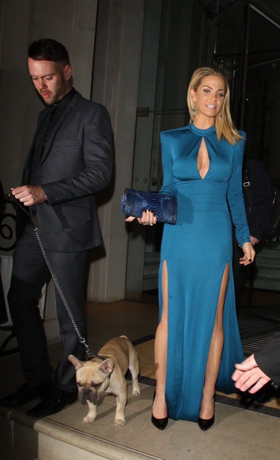 Sarah harding cleavy e leggy in splendido abito blu lasciando l'animale rspca h
 #75211699