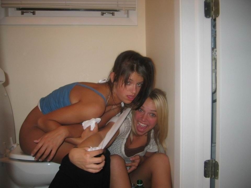 Frische Amateur-Mädchen zeigen freche Titten und rasierte Muschis
 #77102729