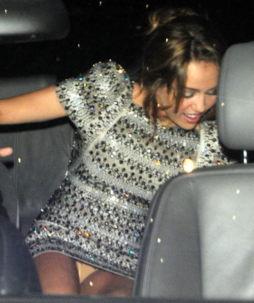 Miley cyrus montrant sa culotte jupe haute paparazzi photos et de grandes jambes dans min
 #75396935