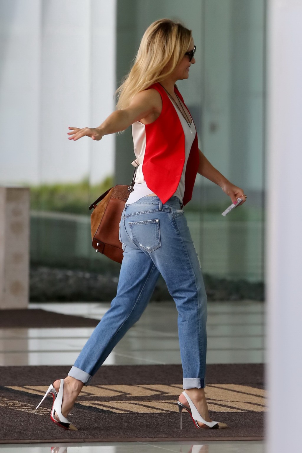 Kate hudson mostrando un gran escote con un escaso top blanco y unos vaqueros rotos en cen
 #75169450