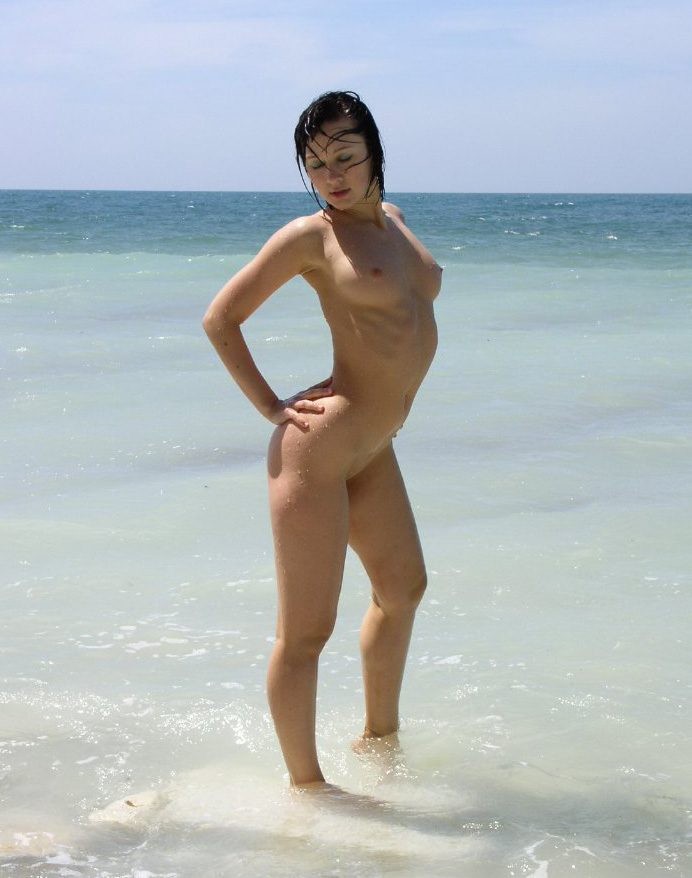 Bionda teenager sexy gioca nella sabbia bagnata nuda
 #72251037