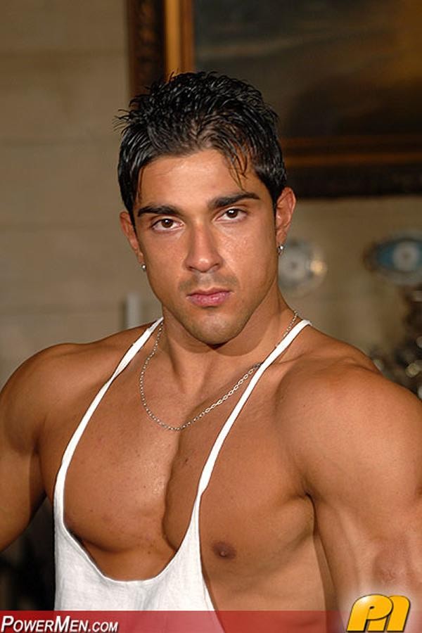 Sexy nackter Muskelmann
 #76993027