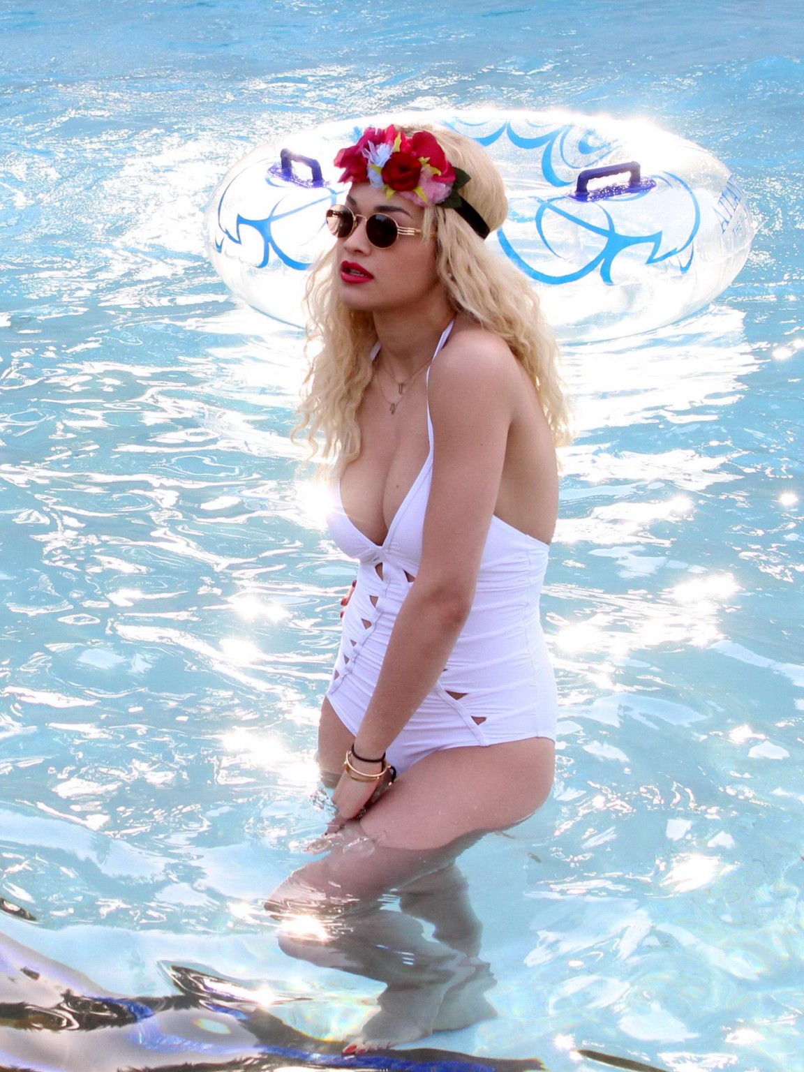 Rita ora porte un maillot de bain blanc légèrement transparent à la piscine de Dubaï.
 #75244970