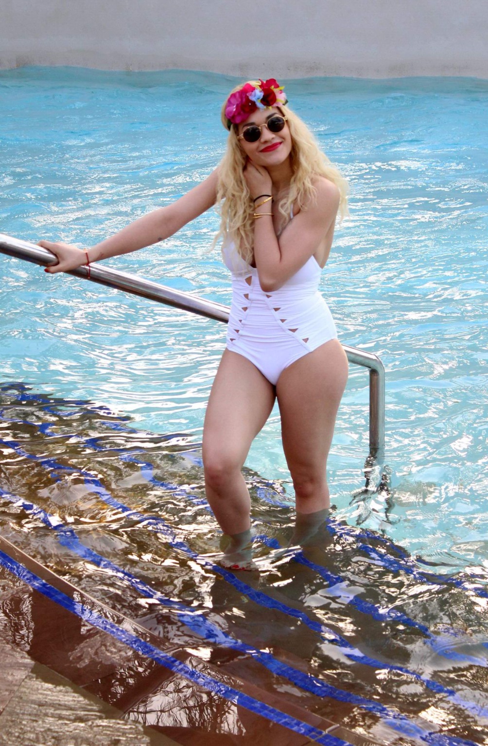 Rita ora porte un maillot de bain blanc légèrement transparent à la piscine de Dubaï.
 #75244998