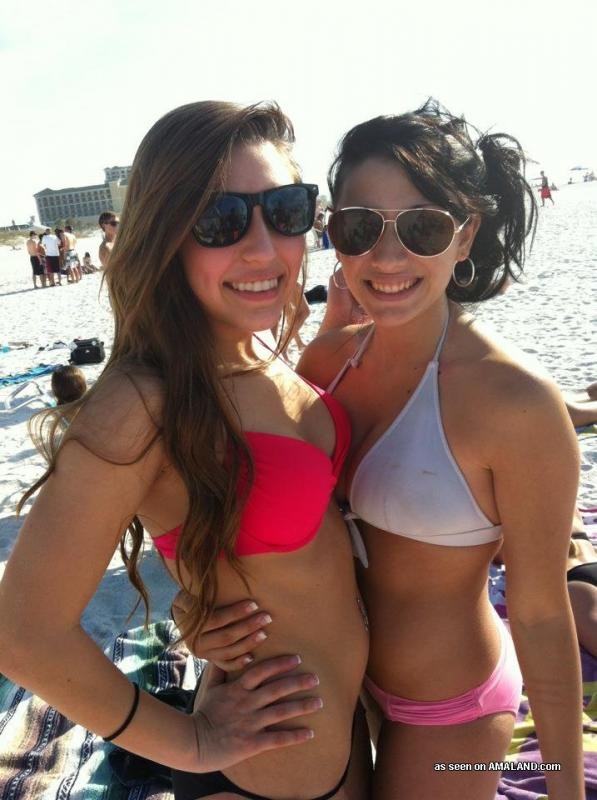 Auswahl von nicht nackten Freundinnen, die in ihren Bikinis posieren
 #76129626
