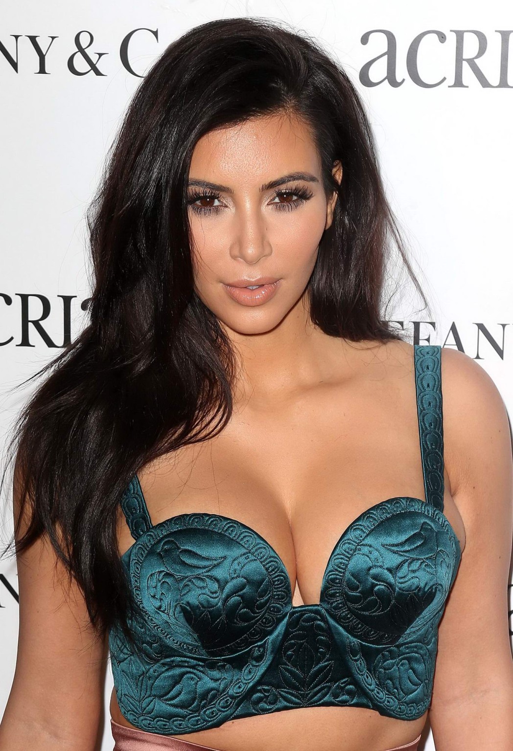 Kim Kardashian mostrando scollatura enorme a acrias 19 ° annuale vacanza cena benefica
 #75178406