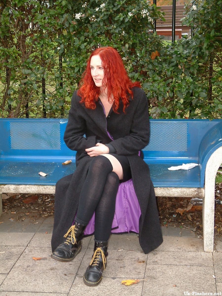 赤毛の英国人女性が公衆の面前でオナニーをする
 #74633798