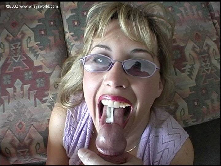 Rubia tetona chupando la polla y tragando una carga
 #76001258