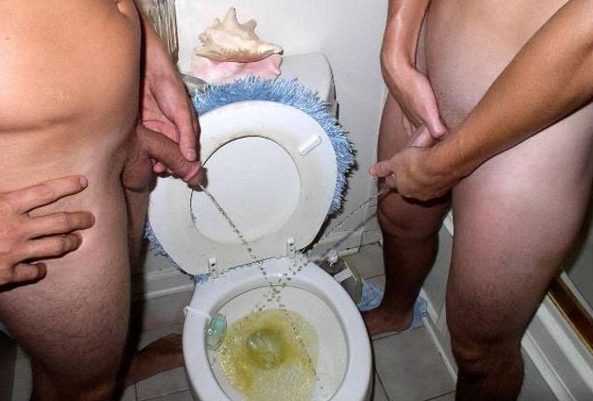 Dos universitarios amateurs disfrutan orinando y duchándose
 #76949318