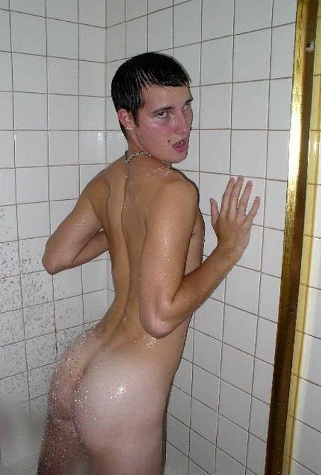 Dos universitarios amateurs disfrutan orinando y duchándose
 #76949320