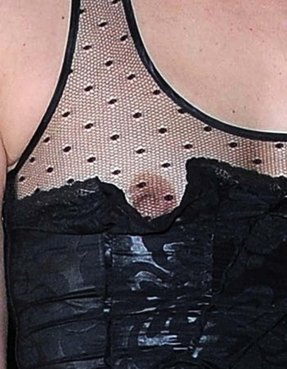 ミラ・ジョヴォヴィッチが車の中でシースルーのドレスとアップスカートで乳首を見せている様子 パパラッチ
 #75309787