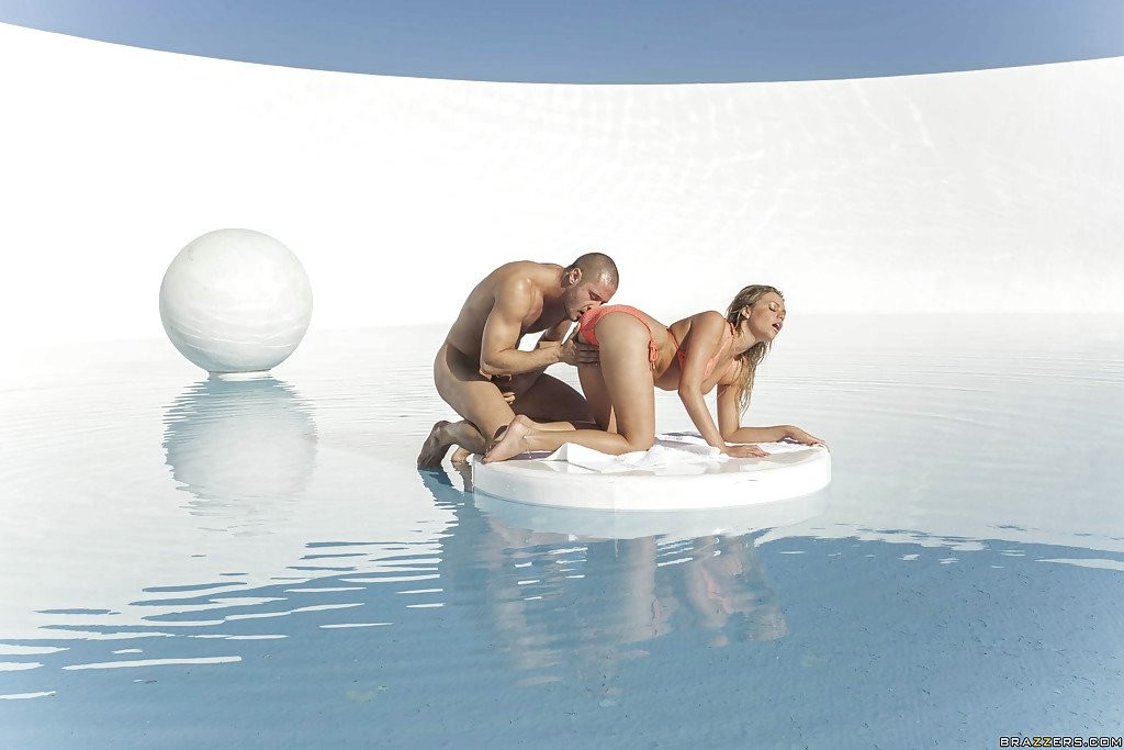 Scena di sesso anale all'aperto con Mia Malkova e grande cazzo in piscina
 #68540988