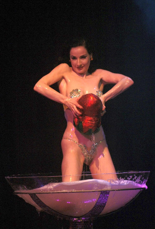 Dita von teese montrant ses beaux seins et se déshabillant dans un spectacle
 #75395448