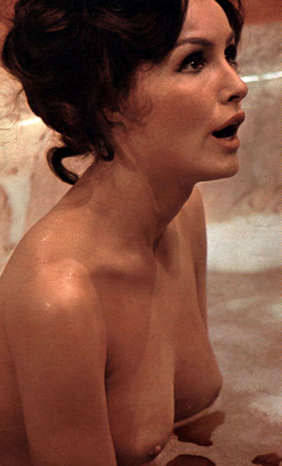 Julie Newmar entblößt ihre schönen großen Titten und ihren tollen Arsch
 #75346805