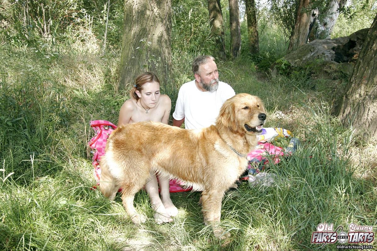 Una joven morena recompensa a un anciano cachondo con una buena follada
 #73243949