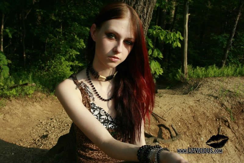 Liz Vicious, gothique rousse, se déshabille dans les bois.
 #78626712