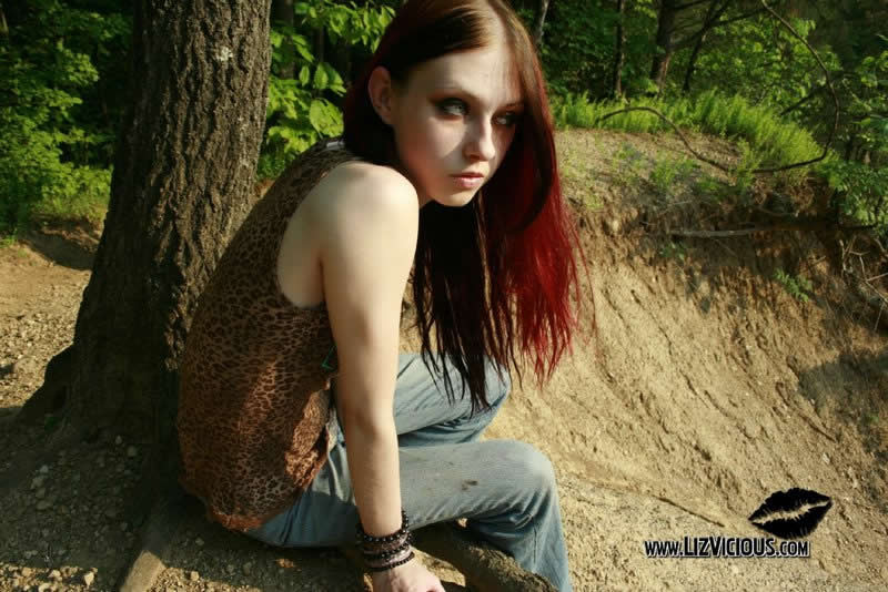 Redhead goth chick liz vicious si spoglia nel bosco
 #78626720