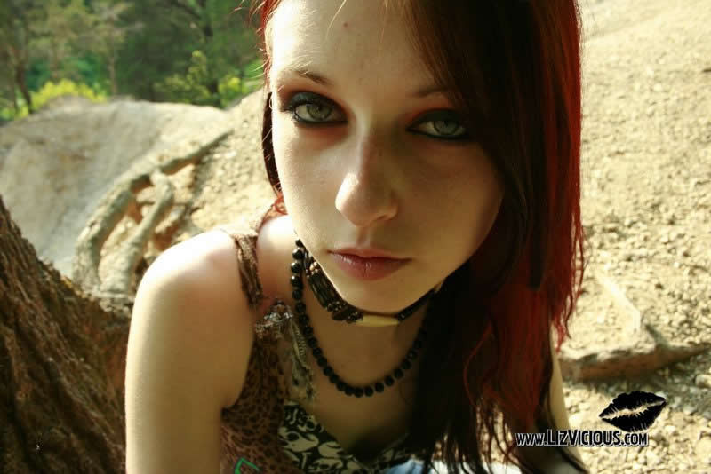 Liz Vicious, gothique rousse, se déshabille dans les bois.
 #78626725