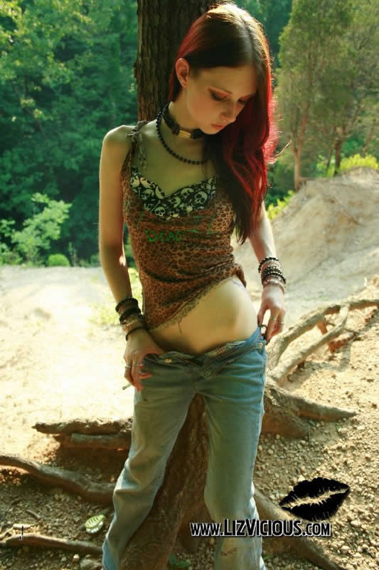 Liz Vicious, gothique rousse, se déshabille dans les bois.
 #78626729