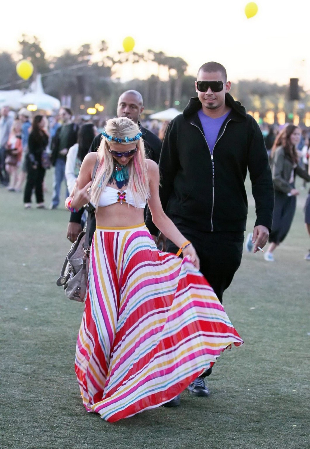 Paris Hilton portant une jupe en bikini au festival de musique de Coachella
 #75265947