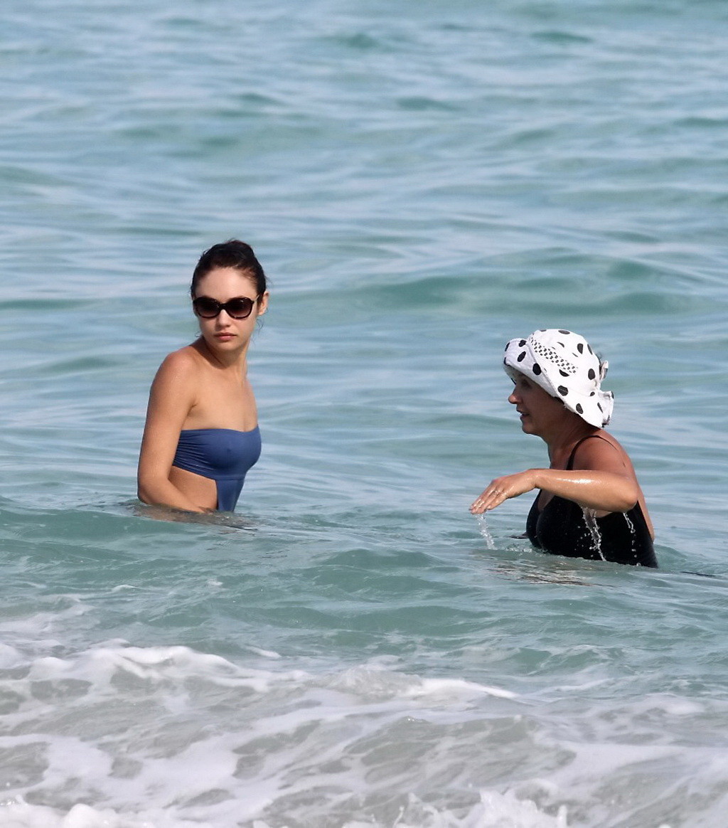 Olga kurylenko muestra pokies llevando un sexy monokini mojado en una playa de miami
 #75246627