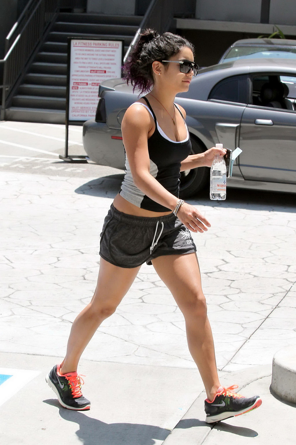 Vanessa Hudgens sieht sehr heiß aus in schwarzen Shorts und engem Top im Fitnessstudio
 #75259490